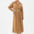 Mannequin portant la robe chemise longue camel 'Tailored' avec col classique, manches longues et ceinture blanche contrastante, de la marque Divine Dress.