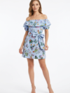 Mannequin portant la robe courte bleu clair à imprimé floral 'Bow Elegance', avec encolure Bardot à volants et grande ceinture nouée, de la marque Divine Dress