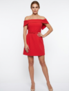 Mannequin portant la robe courte rouge 'Chic' à épaules dénudées et taille ceinturée, de la marque Divine Dress.
