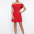 Mannequin portant la robe courte rouge 'Chic' à épaules dénudées et taille ceinturée, de la marque Divine Dress.