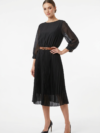 Mannequin portant la robe midi noir 'Velvet Touch' avec jupe plissée, manches 3/4 et large ceinture décorative, signée Divine Dress.