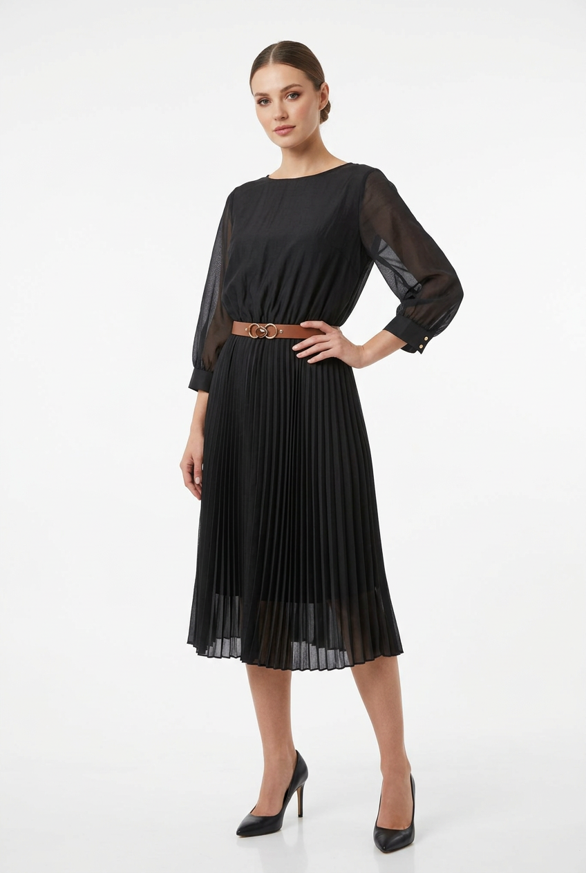 Mannequin portant la robe midi noir 'Velvet Touch' avec jupe plissée, manches 3/4 et large ceinture décorative, signée Divine Dress.