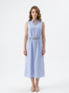 Mannequin portant la robe midi bleu clair 'Summer Serenity', sans manches avec un col en V discret et une fine ceinture, de la marque Divine Dress.