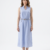 Mannequin portant la robe midi bleu clair 'Summer Serenity', sans manches avec un col en V discret et une fine ceinture, de la marque Divine Dress.