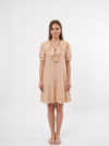 Mannequin portant la robe courte beige 'Cascading' avec col à volants, manches courtes bouffantes et jupe asymétrique, de la marque Divine Dress.