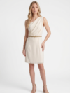Mannequin portant la robe courte asymétrique crème 'Asymmetric' avec épaule drapée et fine ceinture dorée, de la marque Divine Dress.
