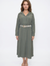 Adoptez l'élégance intemporelle avec la robe 'Tailored' de Divine Dress. Une robe chemise longue verte, fluide et structurée par une belle ceinture.