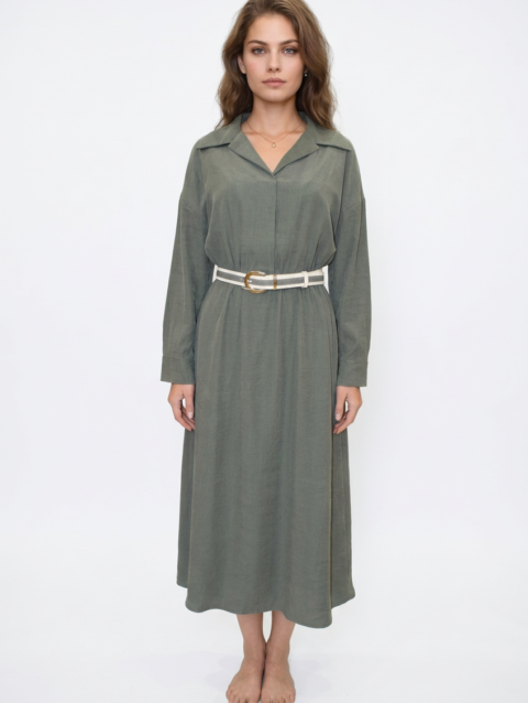 Adoptez l'élégance intemporelle avec la robe 'Tailored' de Divine Dress. Une robe chemise longue verte, fluide et structurée par une belle ceinture.