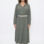 Adoptez l'élégance intemporelle avec la robe 'Tailored' de Divine Dress. Une robe chemise longue verte, fluide et structurée par une belle ceinture.