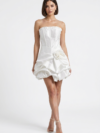 Mannequin portant la robe courte bustier en satin blanc 'Satin Petal', ornée d'une fleur à la taille et d'une jupe volumineuse drapée, signée Divine Dress.