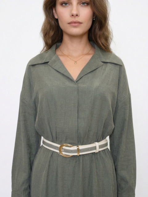 Adoptez l'élégance intemporelle avec la robe 'Tailored' de Divine Dress. Une robe chemise longue verte, fluide et structurée par une belle ceinture.
